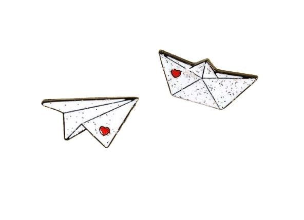 Pin Avión y Barco de Papel