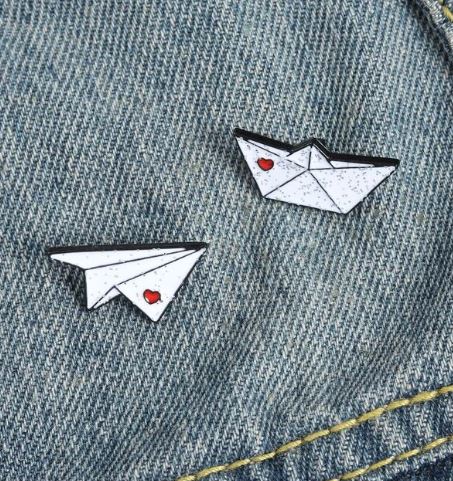 Pin Avión y Barco de Papel